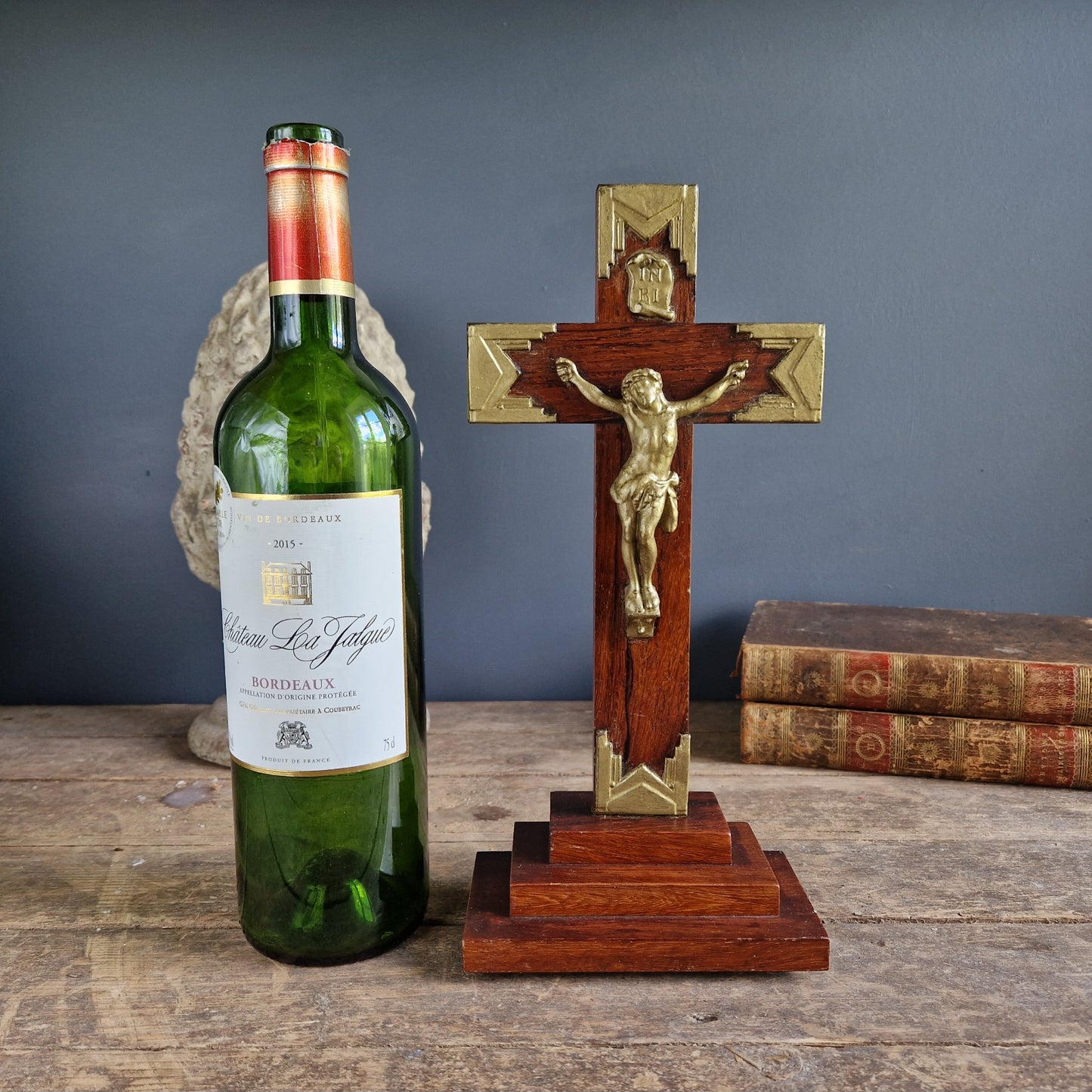 Frans antiek kruisbeeld. Houten kruisbeeld in art-decostijl.