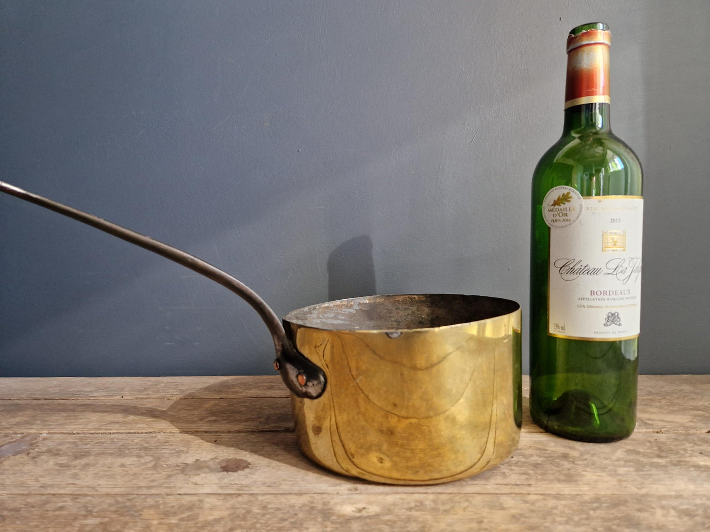 Poêle en laiton antique : Décoration de cuisine de campagne française du XIXe siècle
