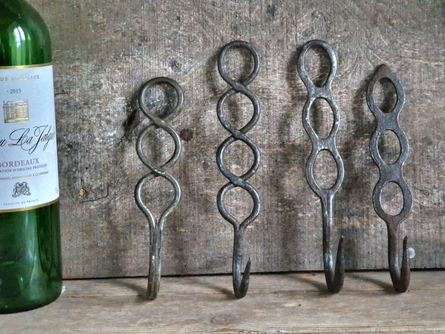 Quatre crochets à charcuterie anciens français. Crochets à viande anciens pour la décoration de la cuisine.