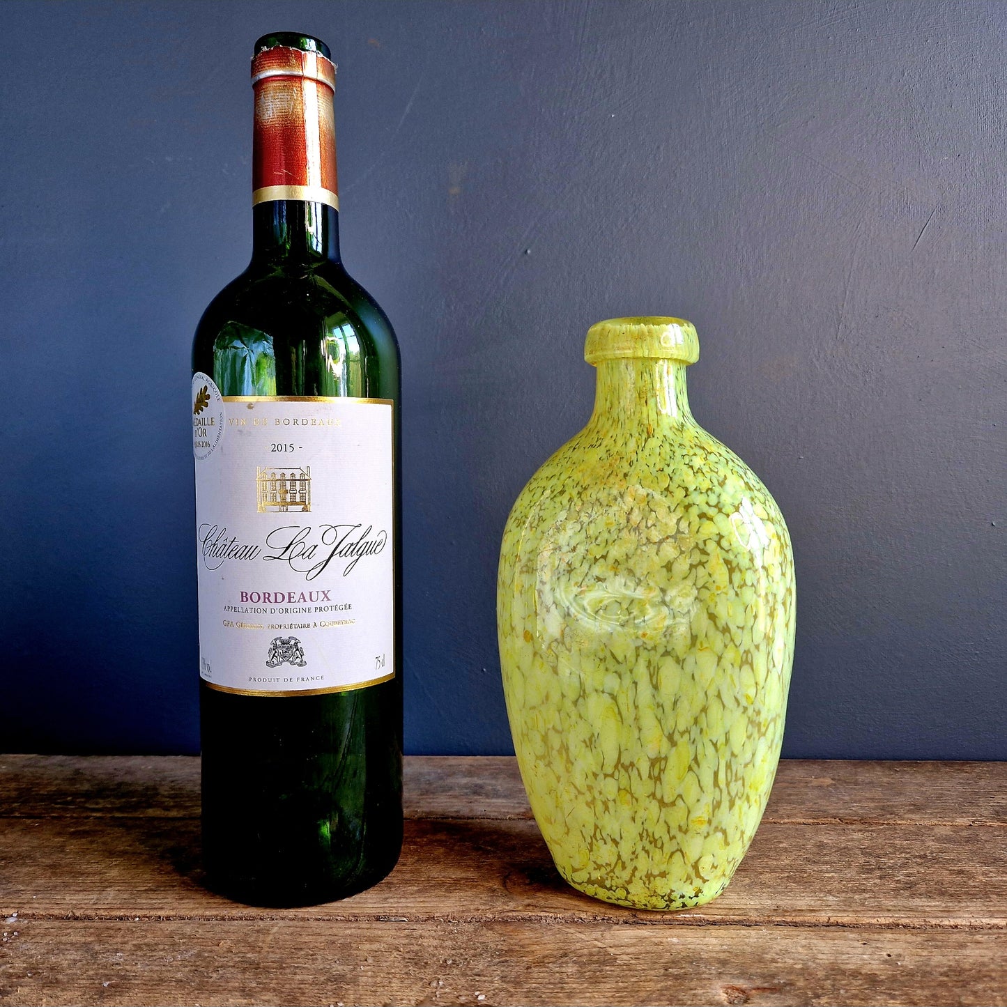 Franse vintage kunst glazen fles.