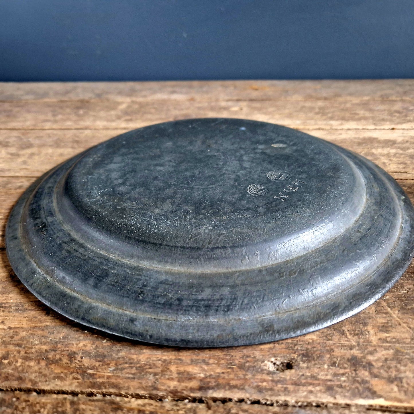 Assiette en étain du XVIIIe siècle.