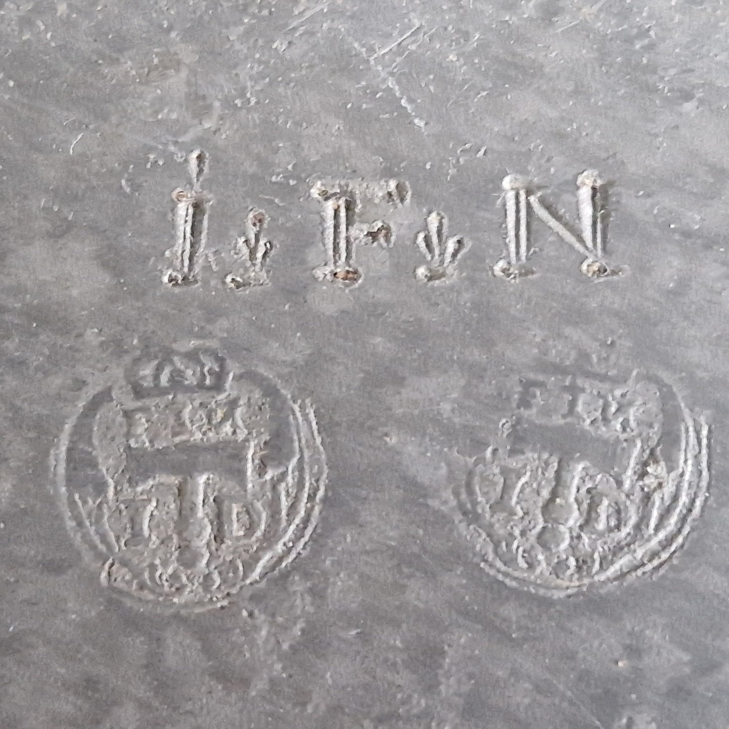 Assiette en étain du XVIIIe siècle.