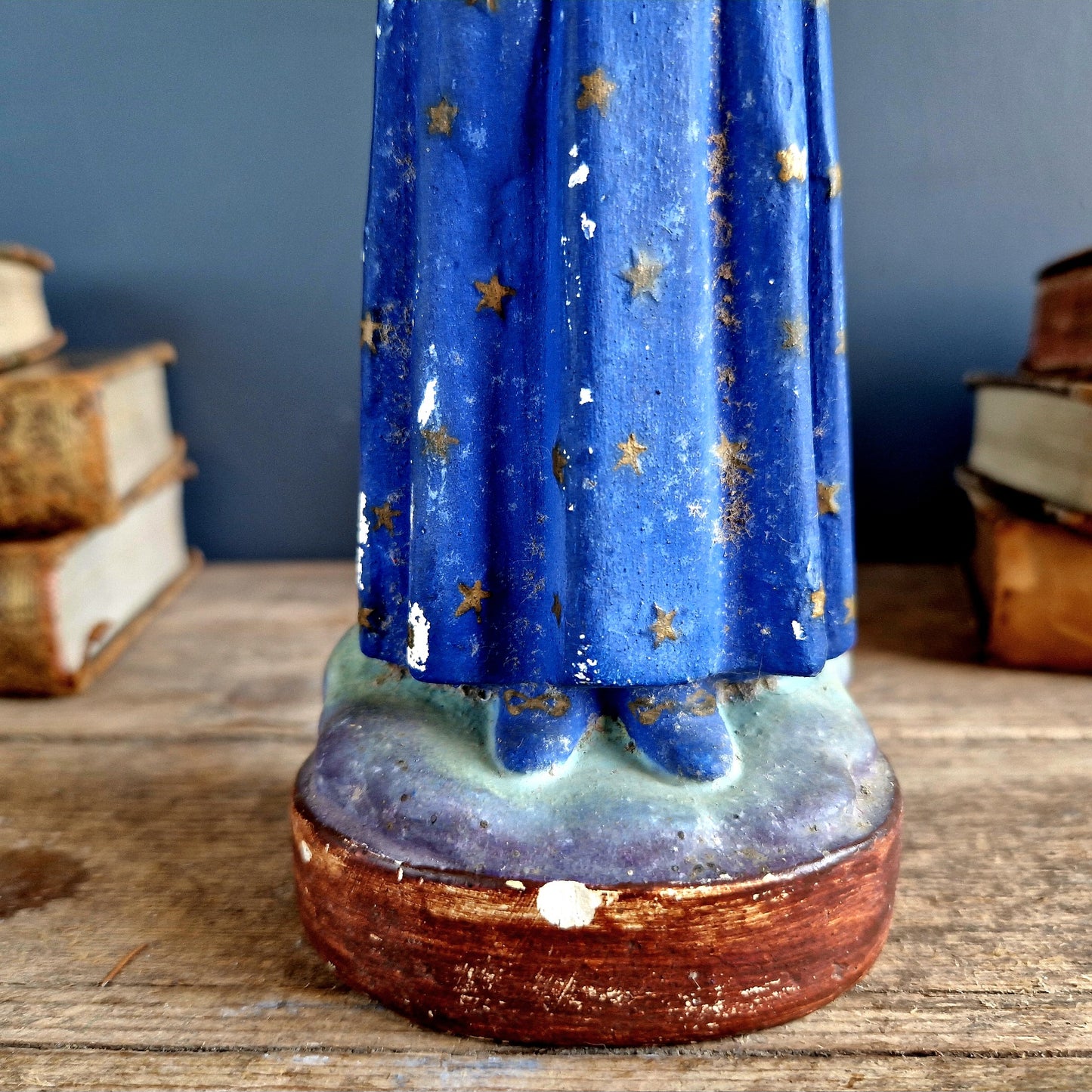 Statue en plâtre de Notre-Dame de Pontmain. Statue religieuse française.
