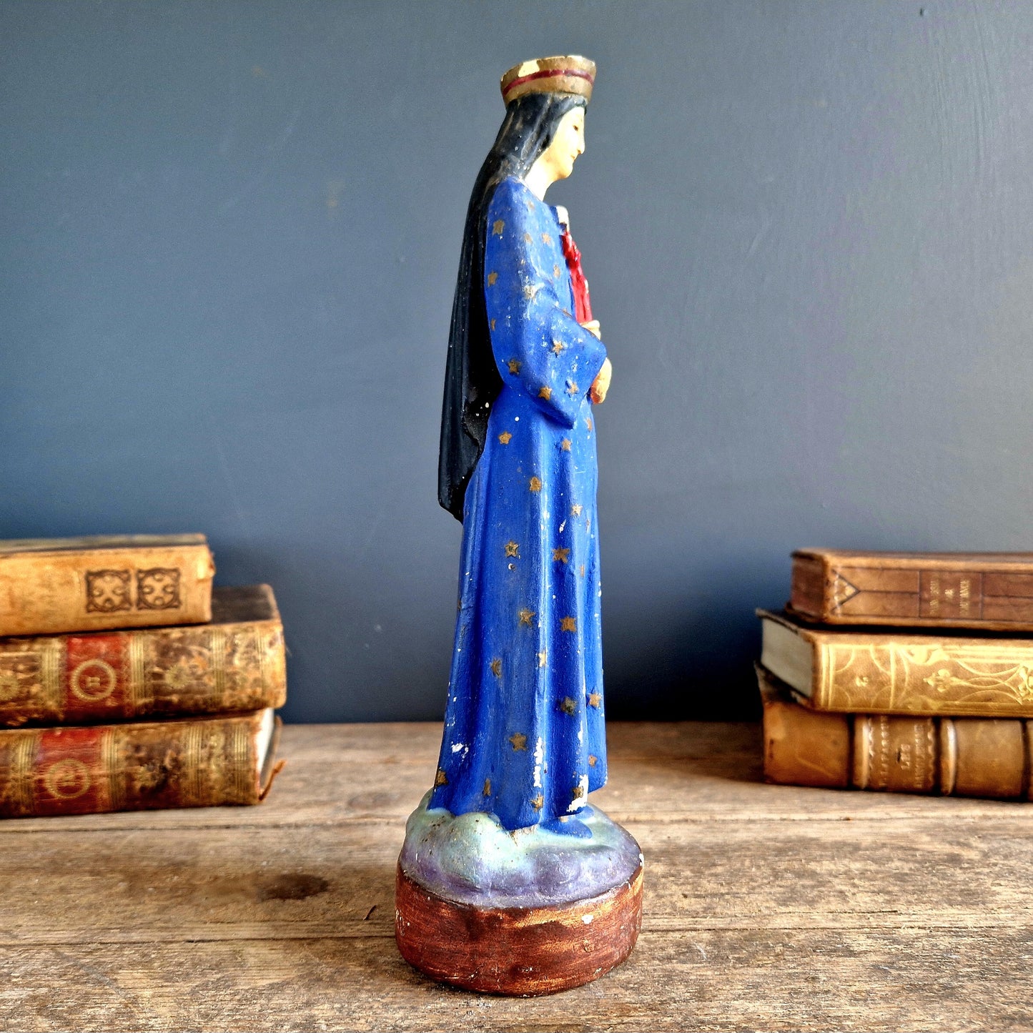 Statue en plâtre de Notre-Dame de Pontmain. Statue religieuse française.