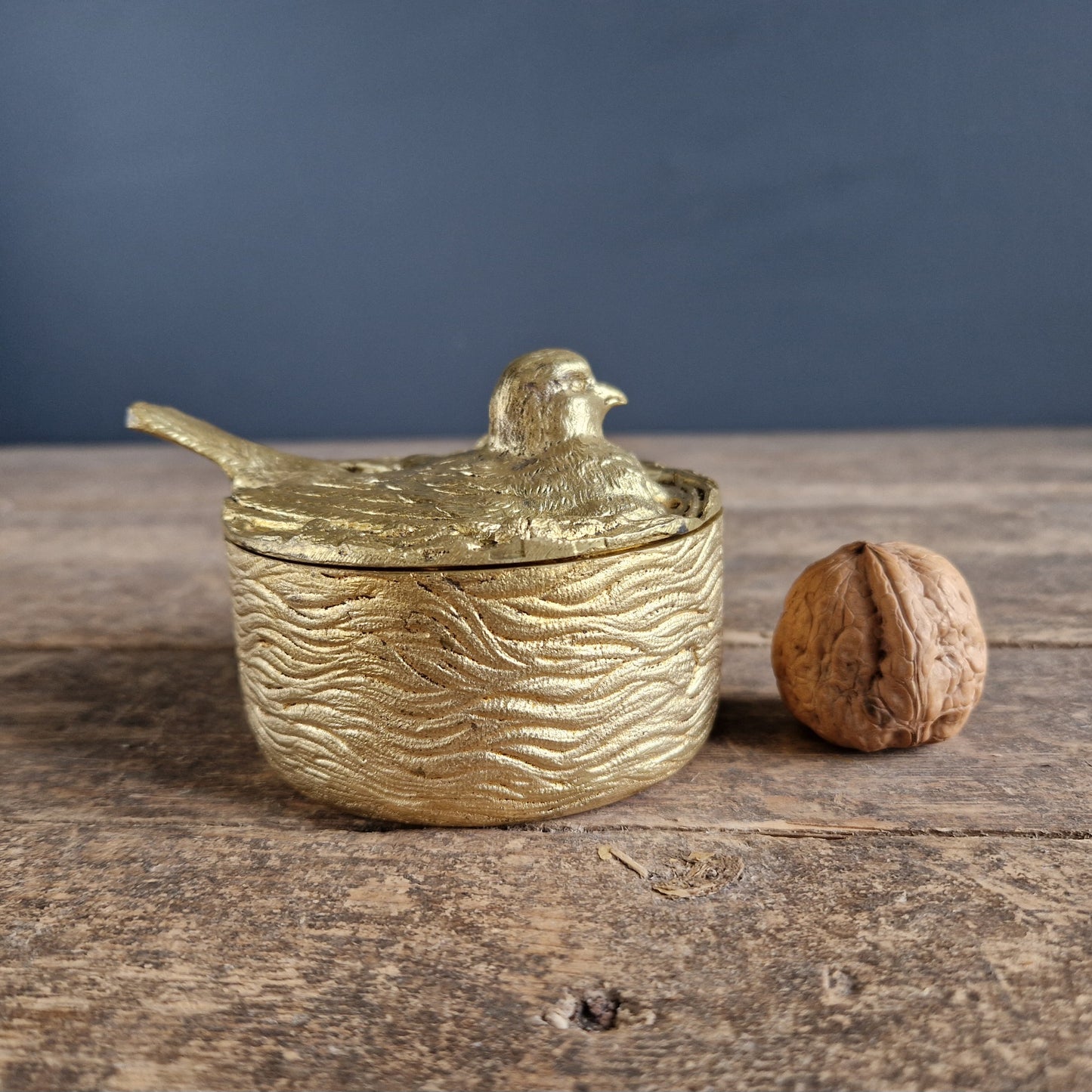 Boîte à bijoux française en bronze doré, représentant un oiseau sur son nid.