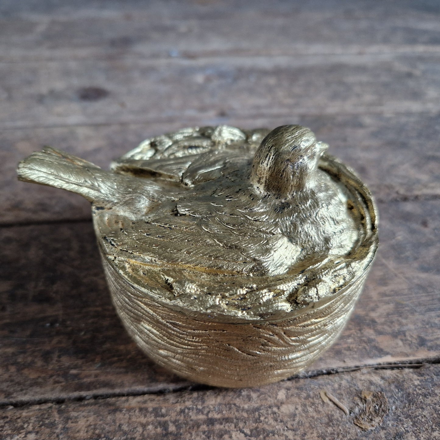 Boîte à bijoux française en bronze doré, représentant un oiseau sur son nid.