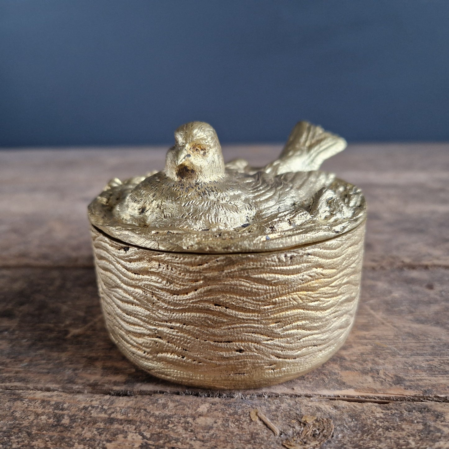 Boîte à bijoux française en bronze doré, représentant un oiseau sur son nid.