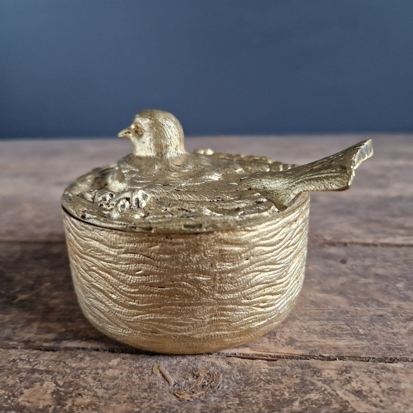 Boîte à bijoux française en bronze doré, représentant un oiseau sur son nid.