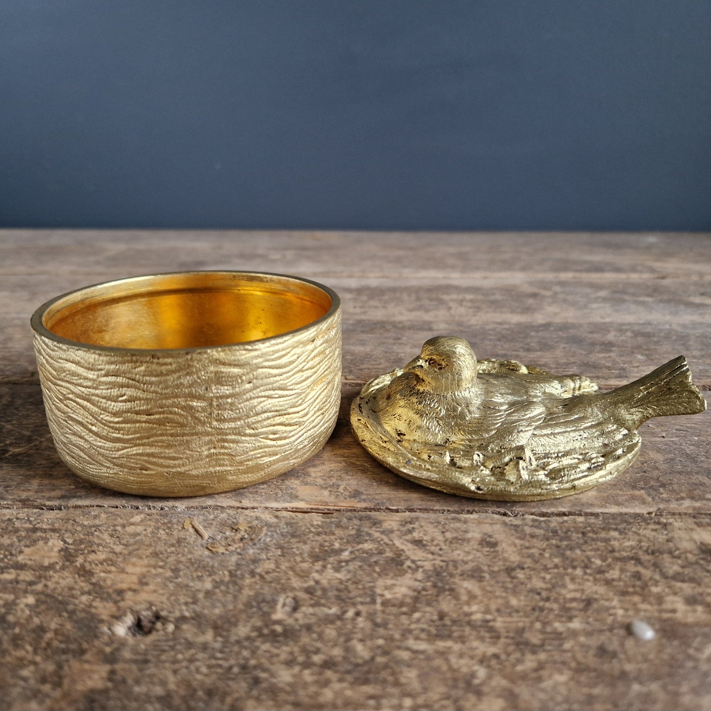 Boîte à bijoux française en bronze doré, représentant un oiseau sur son nid.