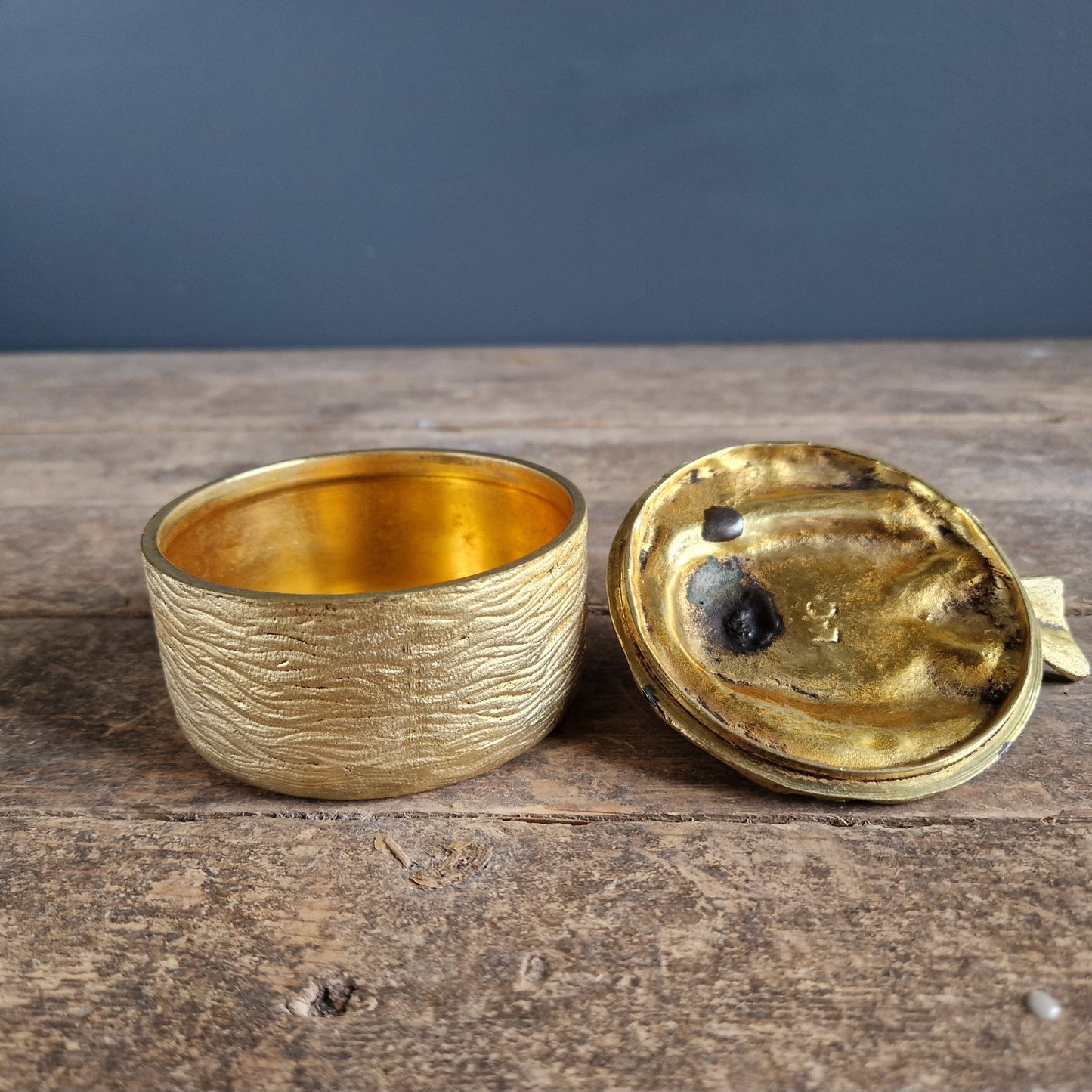 Boîte à bijoux française en bronze doré, représentant un oiseau sur son nid.