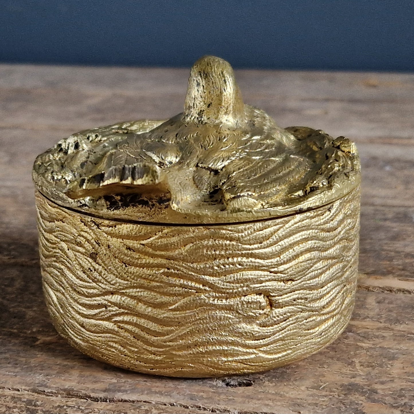 Boîte à bijoux française en bronze doré, représentant un oiseau sur son nid.