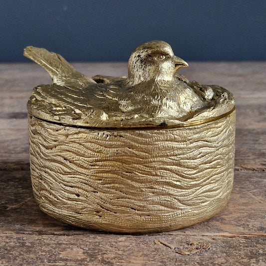Boîte à bijoux française en bronze doré, représentant un oiseau sur son nid.