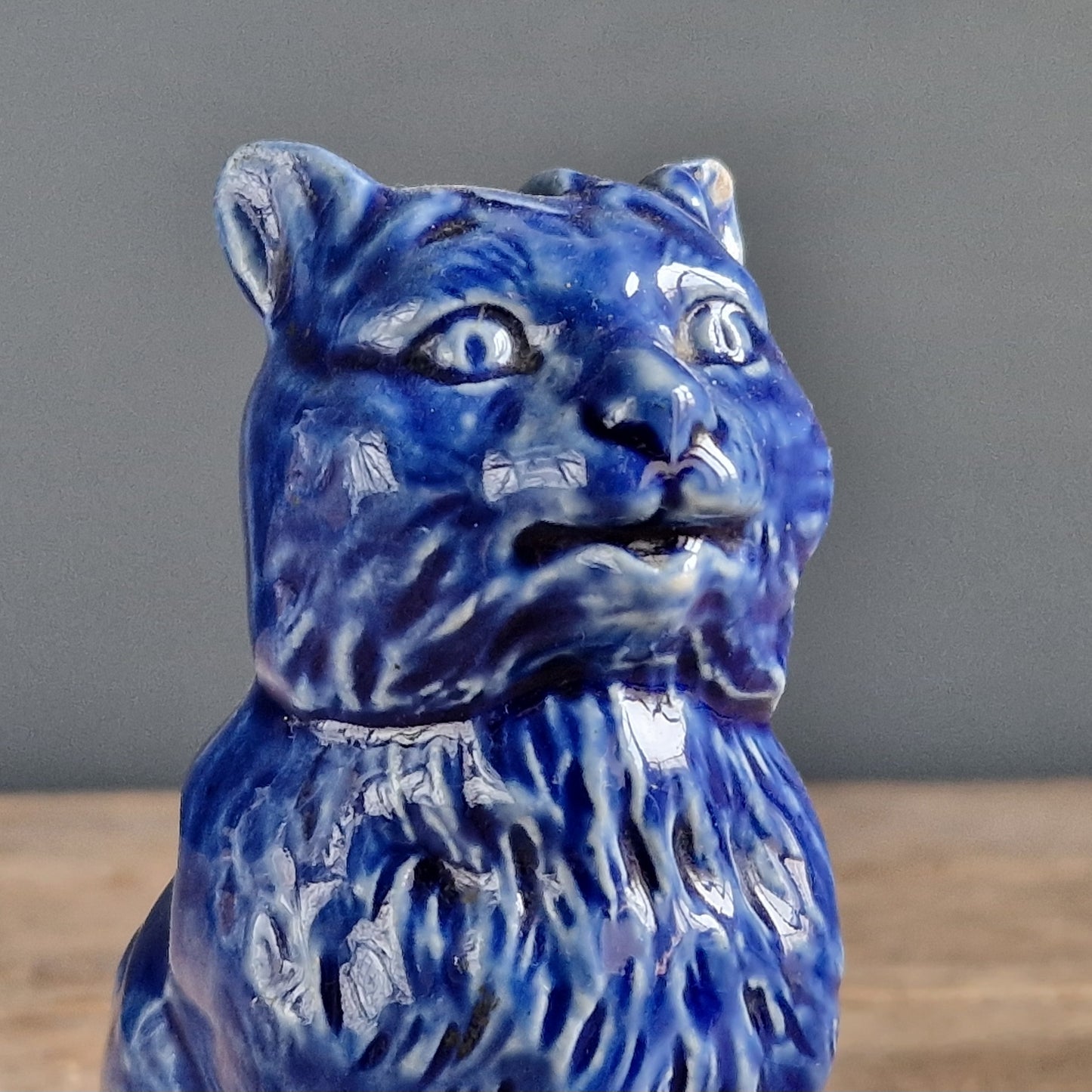 Tirelire chat en poterie ancienne bleue (France).