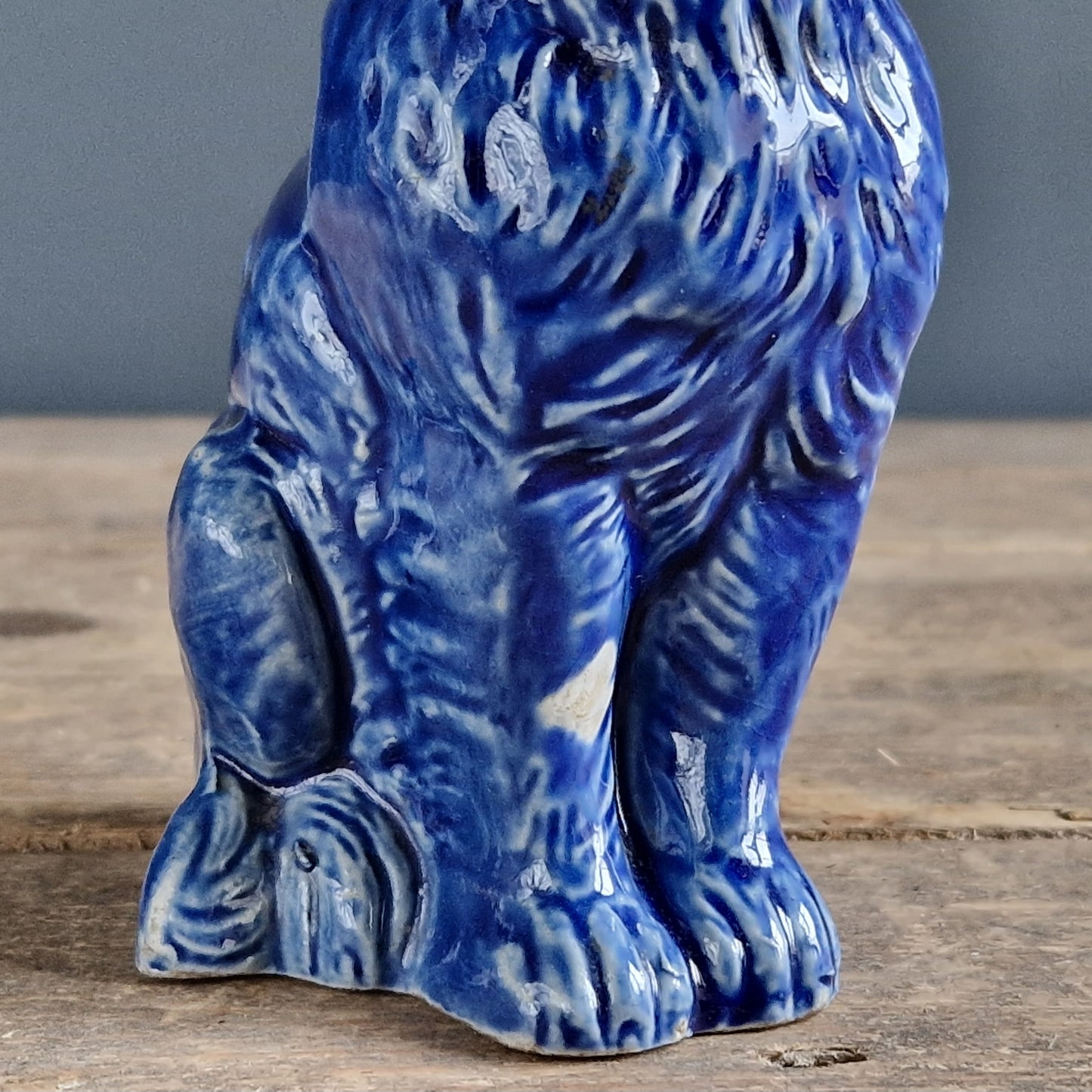Tirelire chat en poterie ancienne bleue (France).
