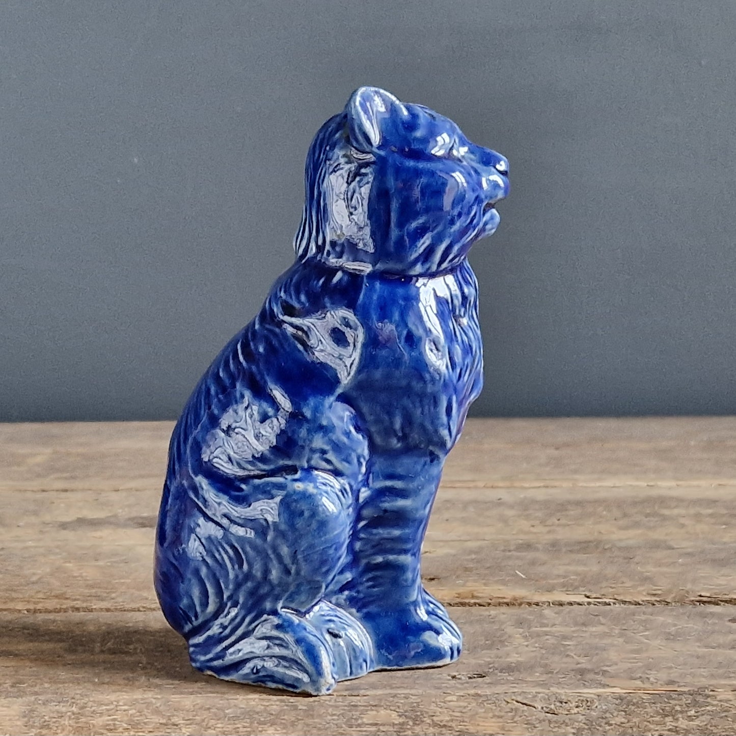 Tirelire chat en poterie ancienne bleue (France).