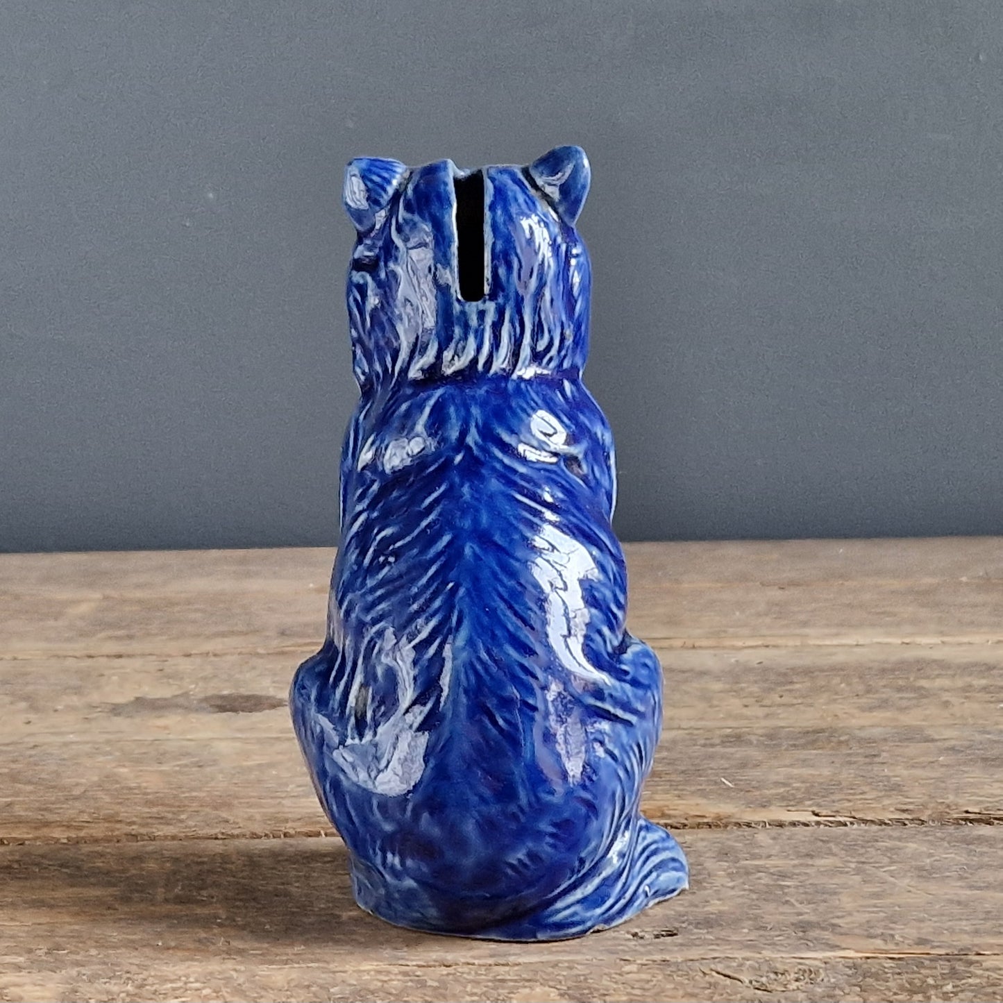 Tirelire chat en poterie ancienne bleue (France).