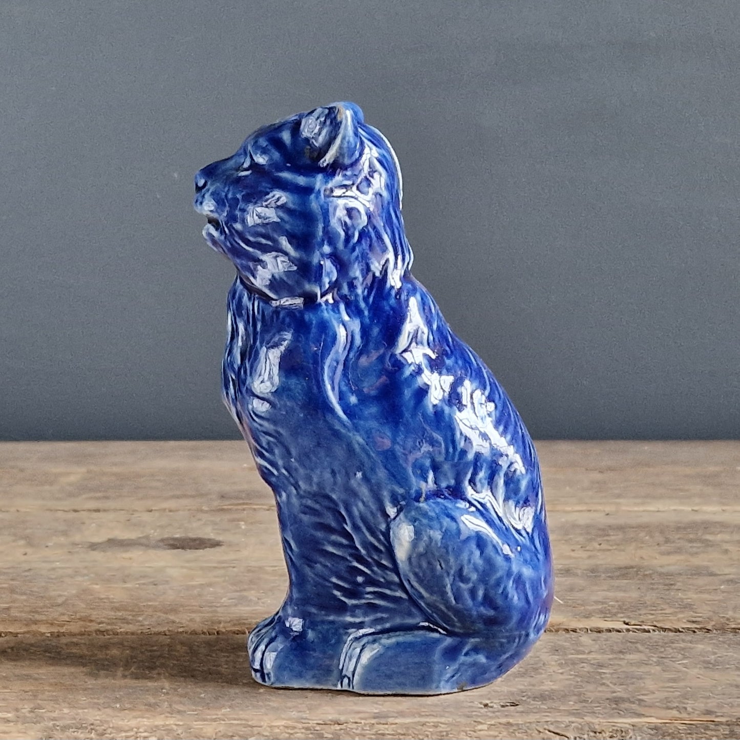 Tirelire chat en poterie ancienne bleue (France).