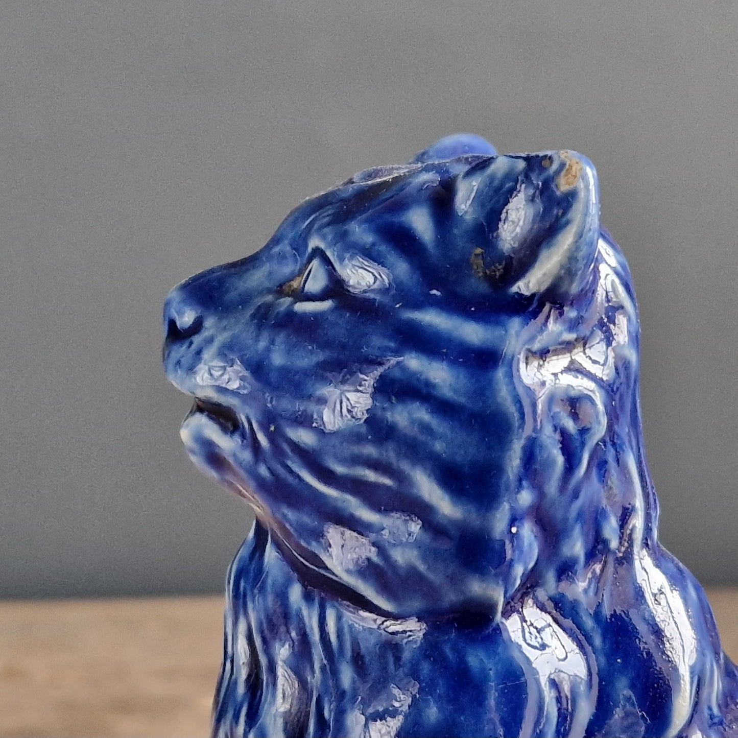 Tirelire chat en poterie ancienne bleue (France).