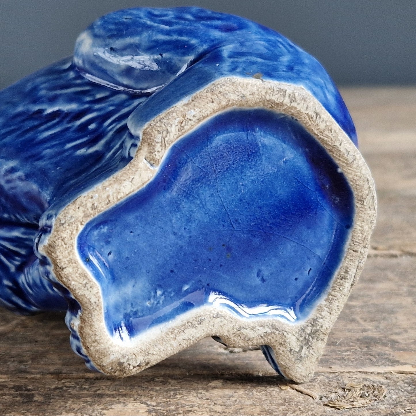 Tirelire chat en poterie ancienne bleue (France).