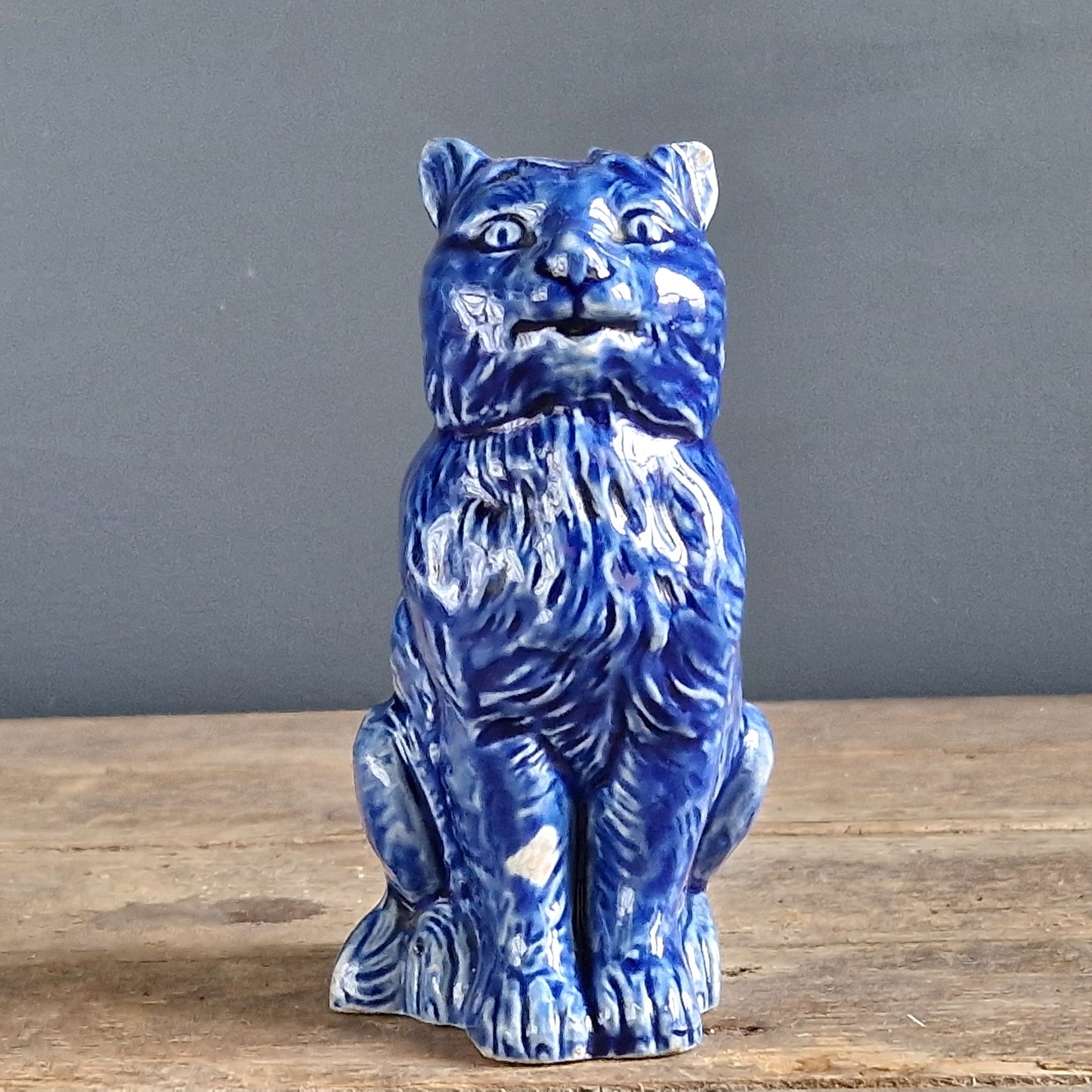 Tirelire chat en poterie ancienne bleue (France).