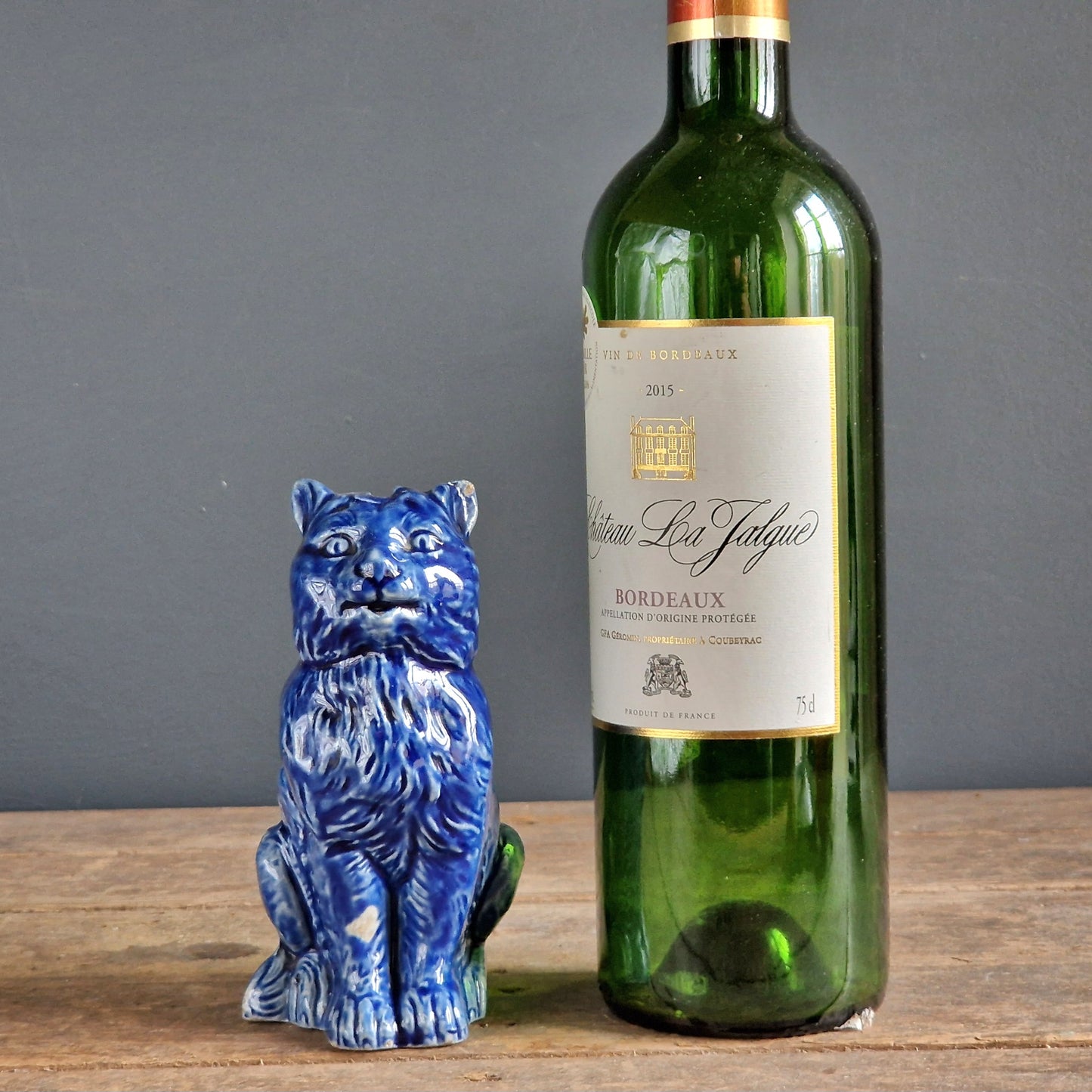 Tirelire chat en poterie ancienne bleue (France).