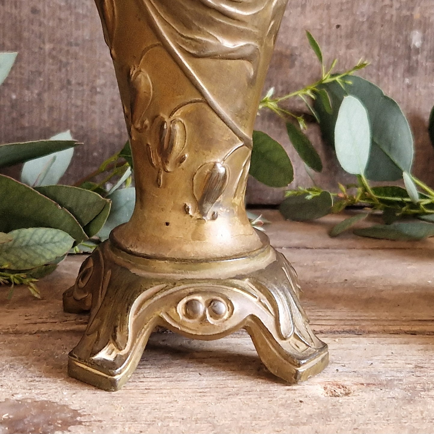 Vases anciens français Art nouveau à décor de style gothique.