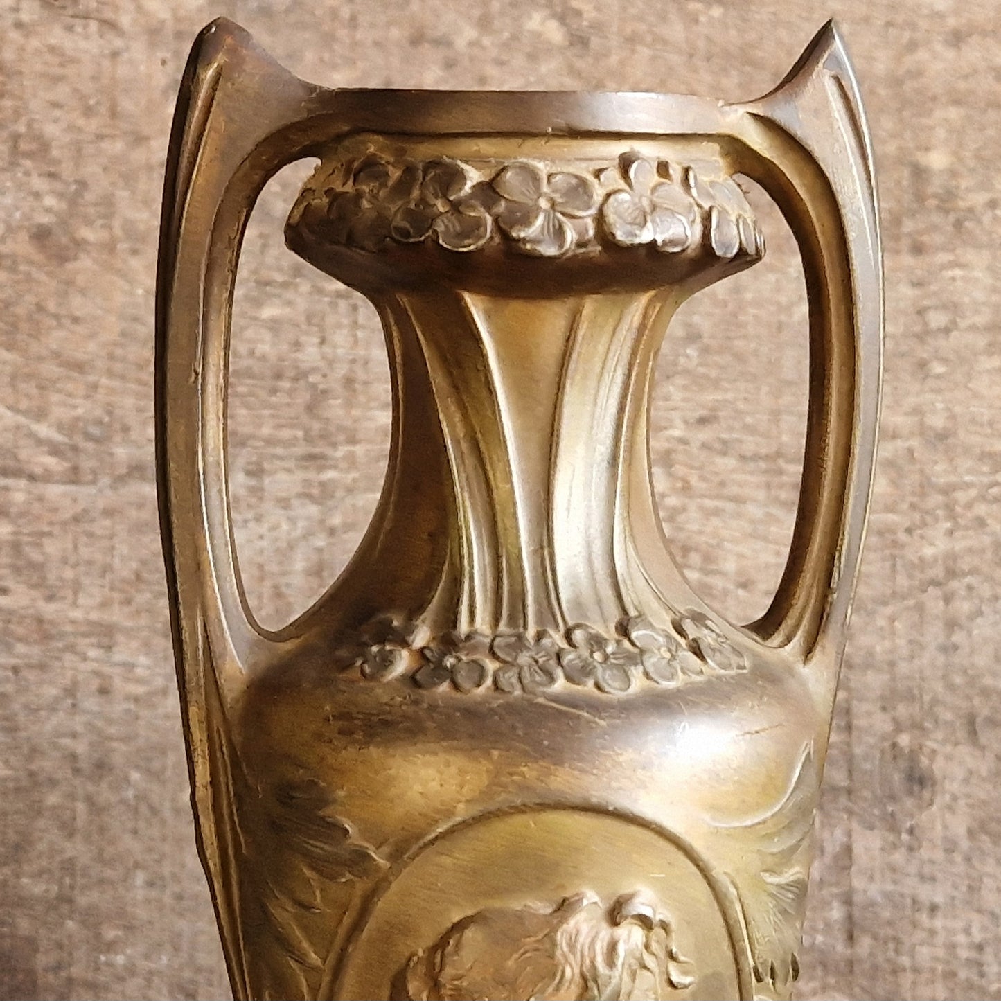 Vases anciens français Art nouveau à décor de style gothique.