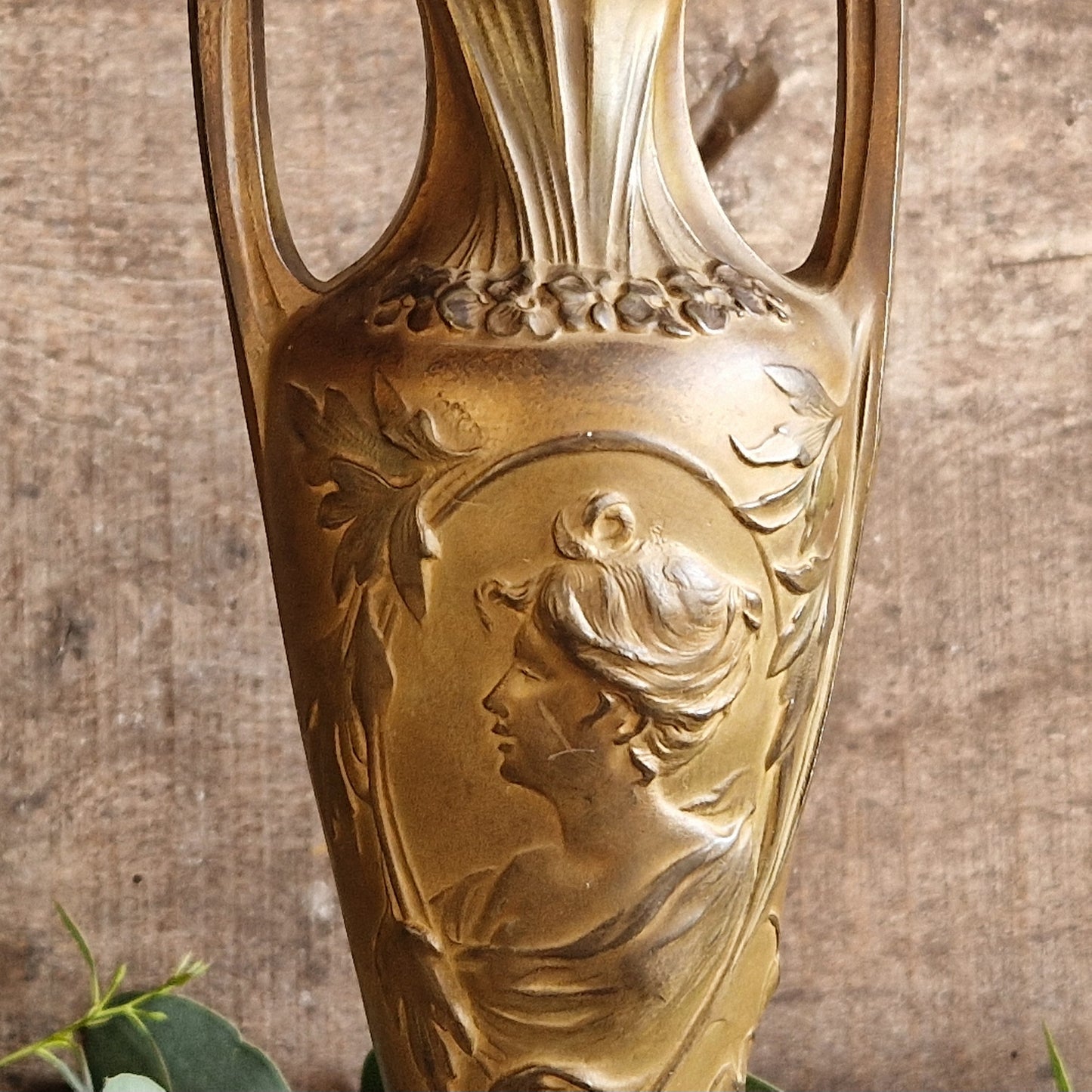 Vases anciens français Art nouveau à décor de style gothique.