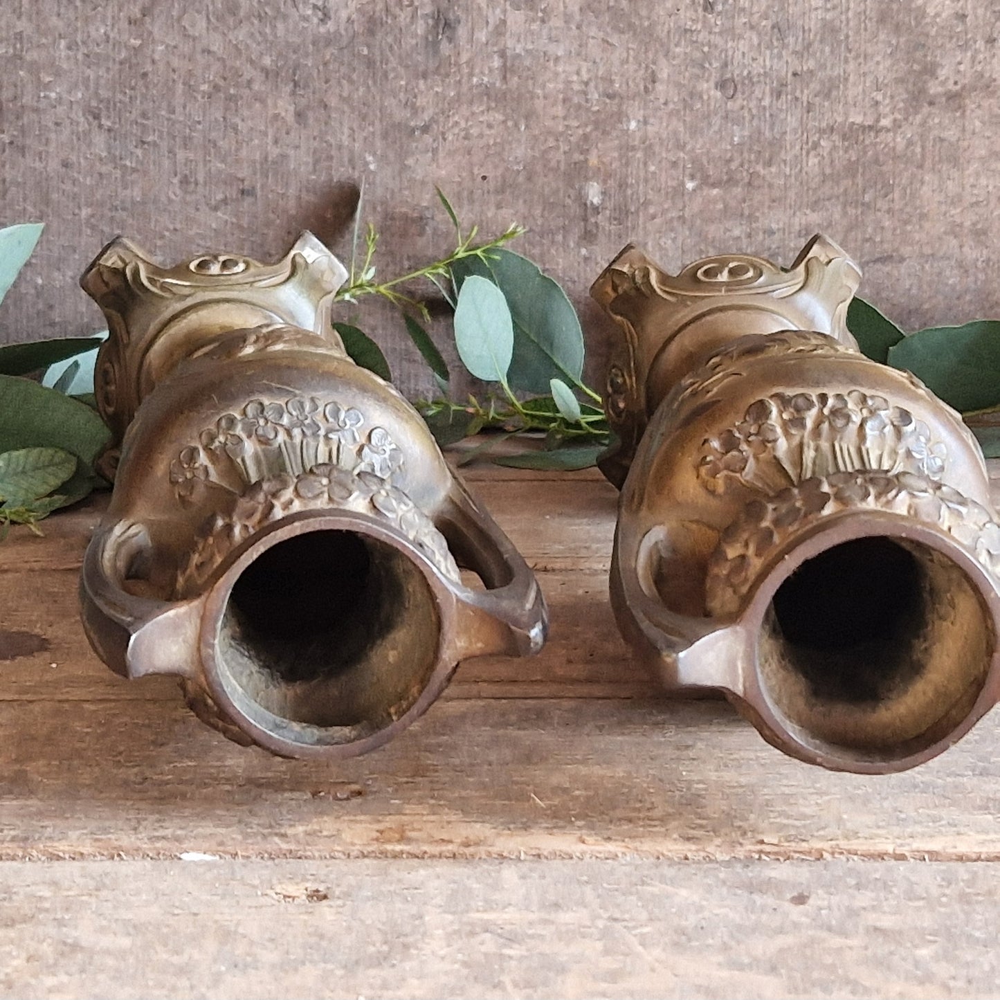 Vases anciens français Art nouveau à décor de style gothique.