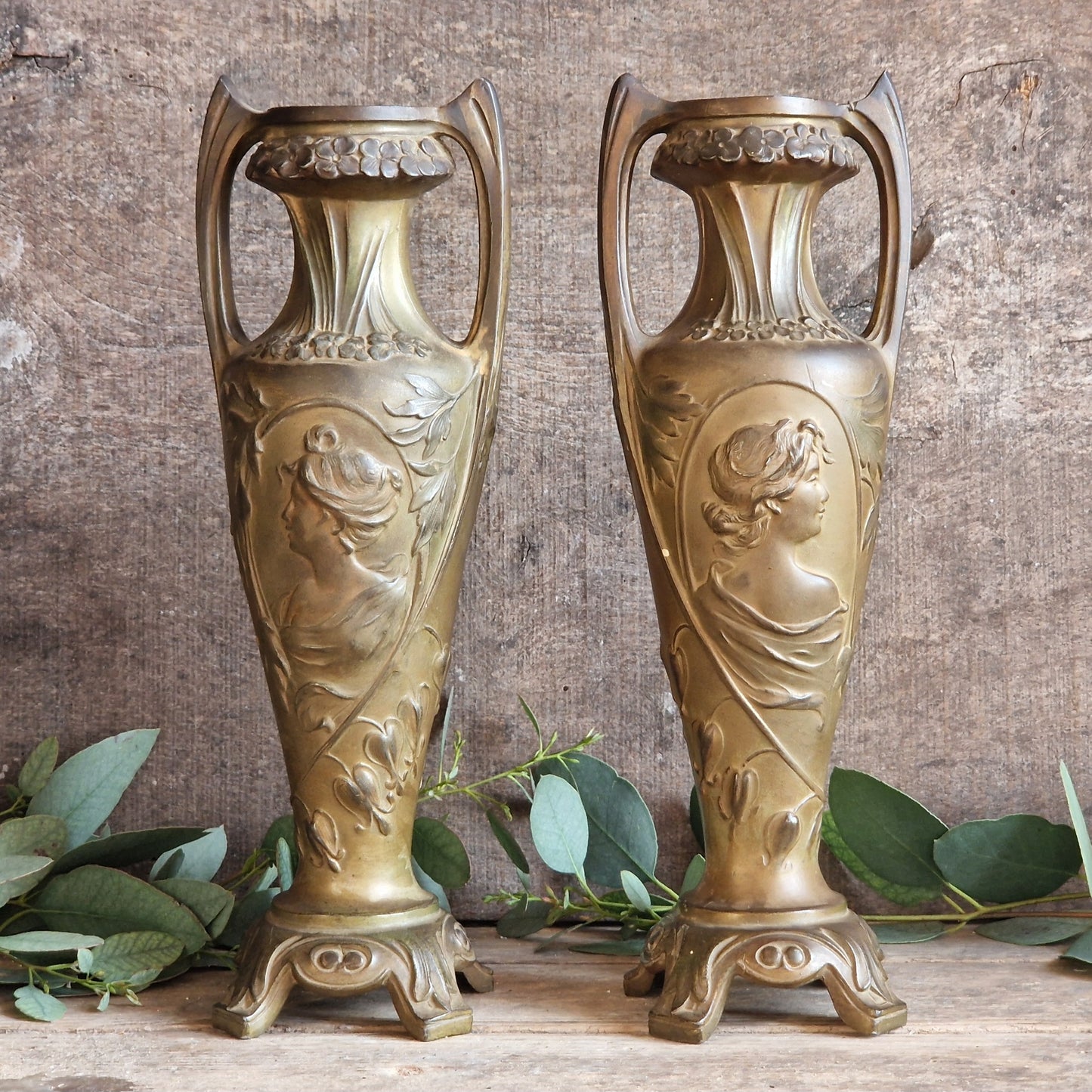 Vases anciens français Art nouveau à décor de style gothique.