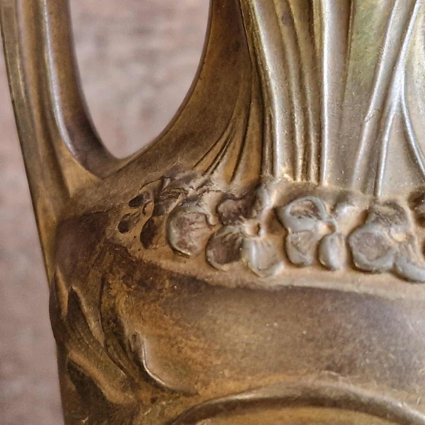 Vases anciens français Art nouveau à décor de style gothique.