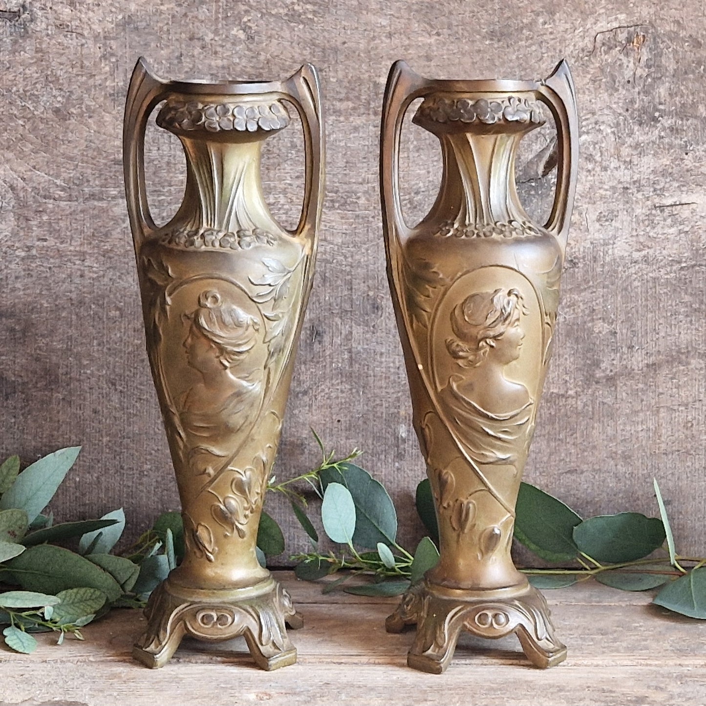 Vases anciens français Art nouveau à décor de style gothique.