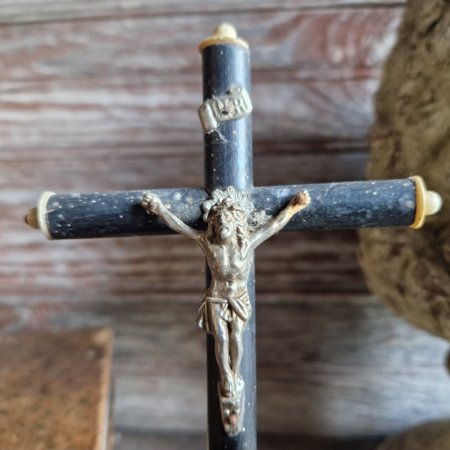 Crucifix français ancien Napoléon III. Crucifix français noir.