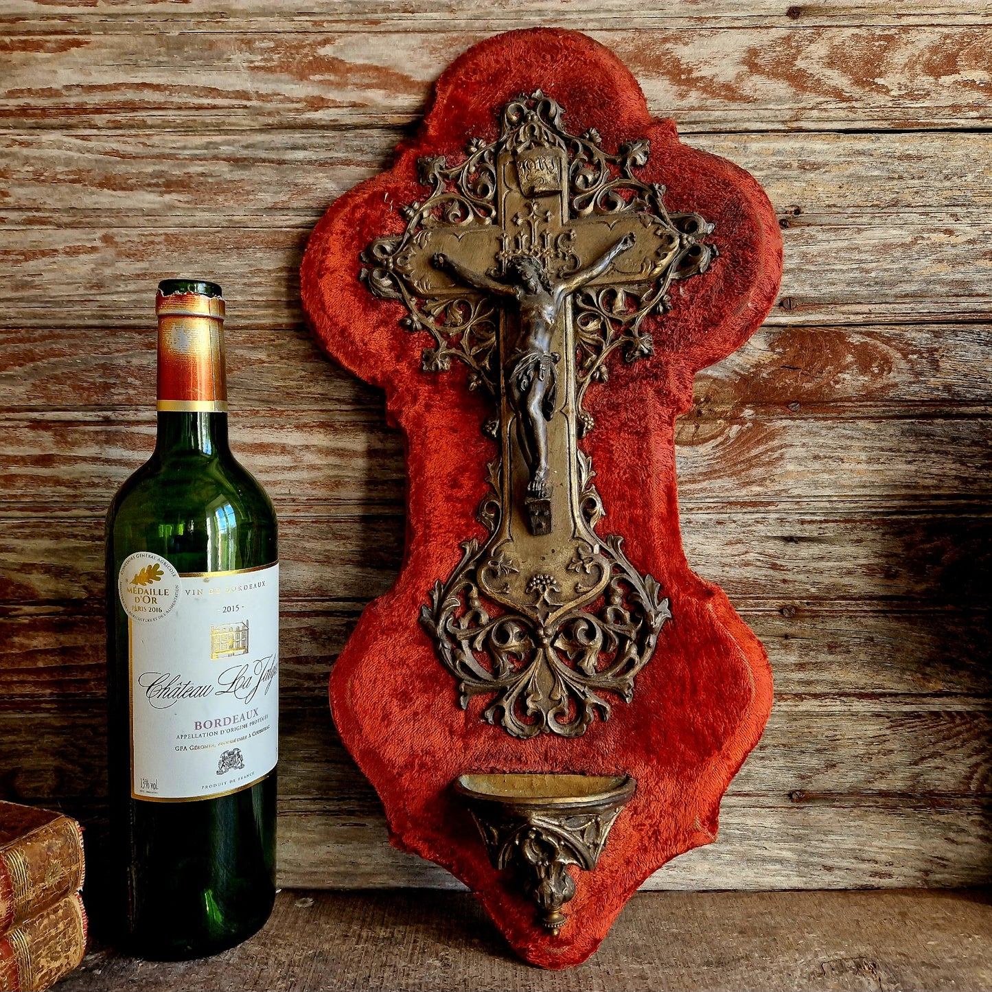 Bénitier-crucifix ancien français en velours rouge.
