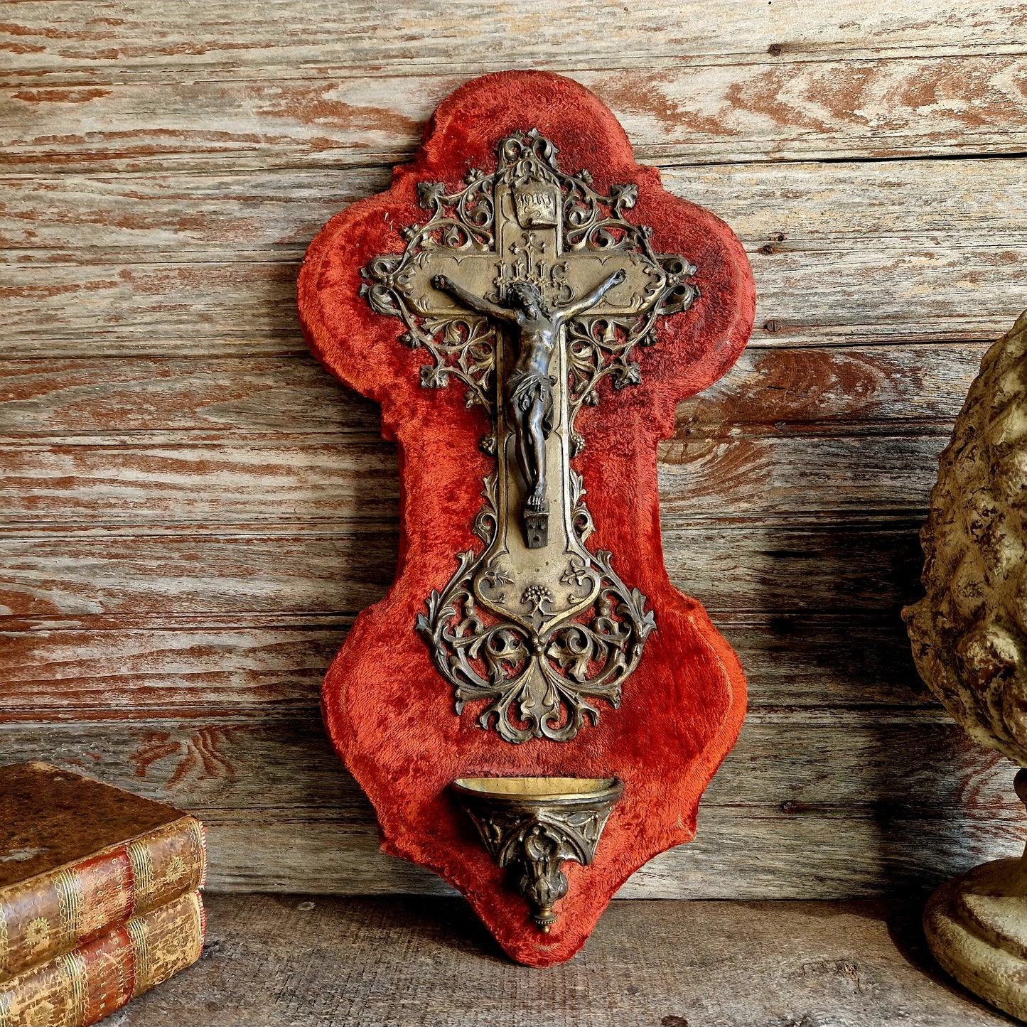 Bénitier-crucifix ancien français en velours rouge.