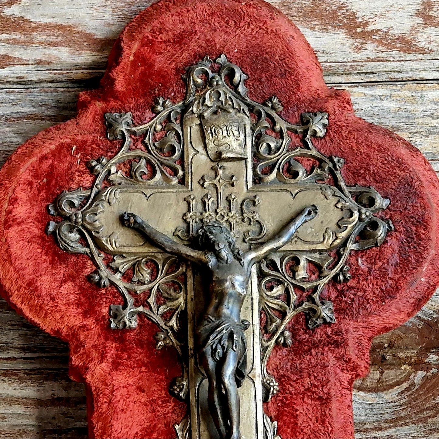 Bénitier-crucifix ancien français en velours rouge.