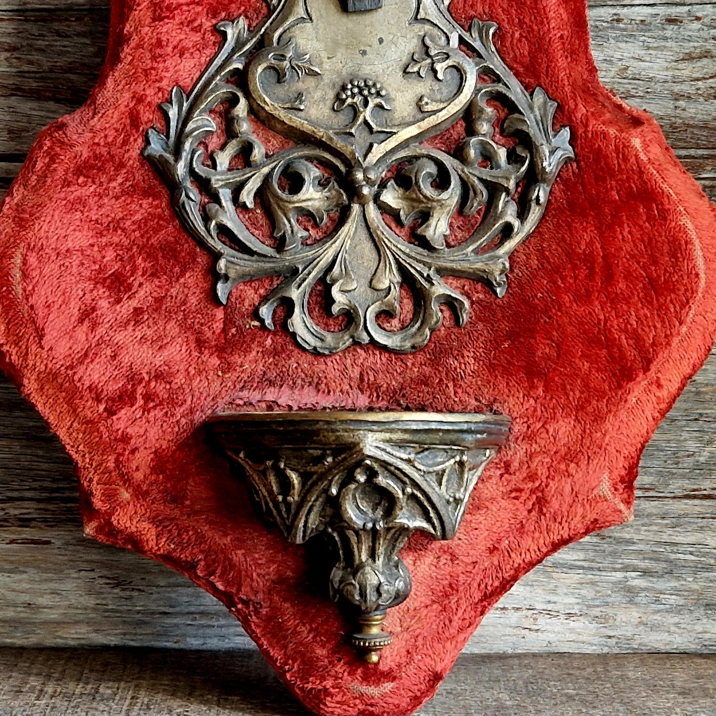 Bénitier-crucifix ancien français en velours rouge.