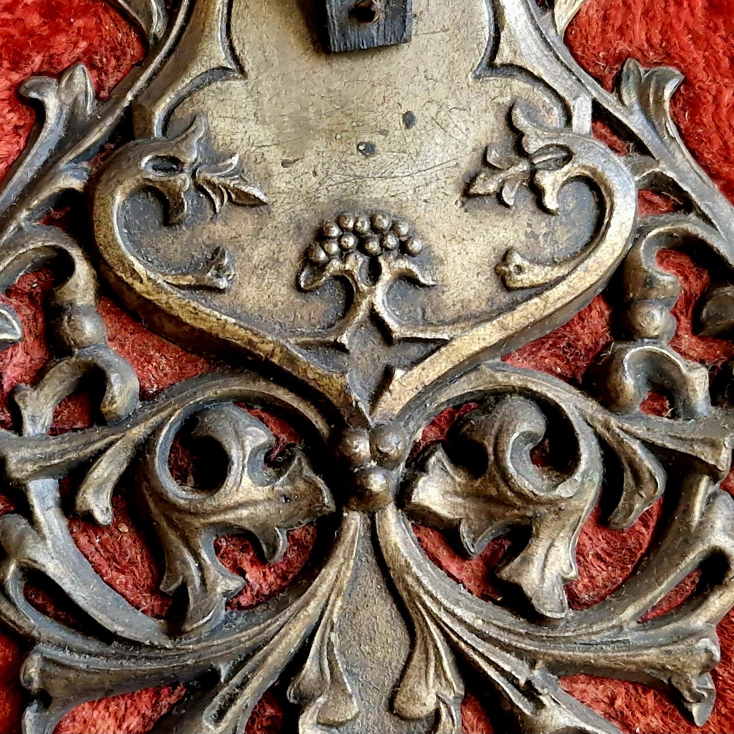 Bénitier-crucifix ancien français en velours rouge.