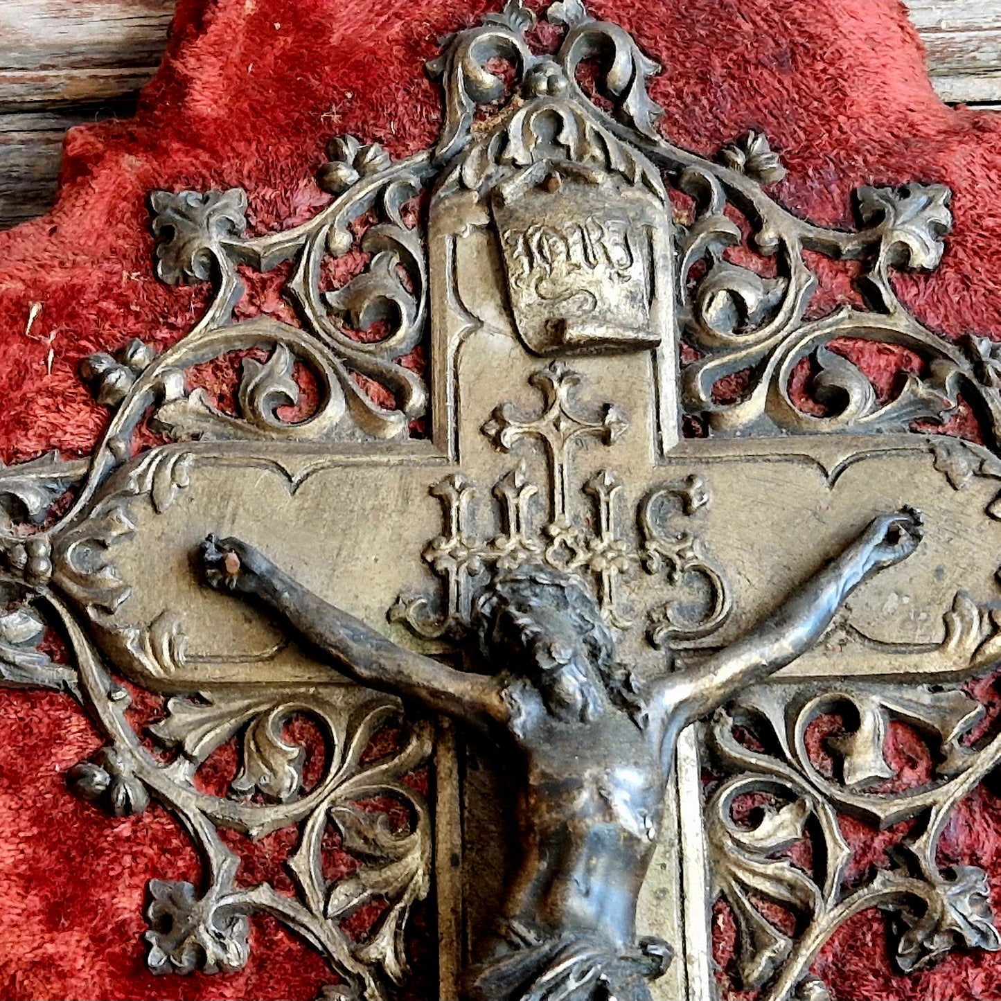 Bénitier-crucifix ancien français en velours rouge.