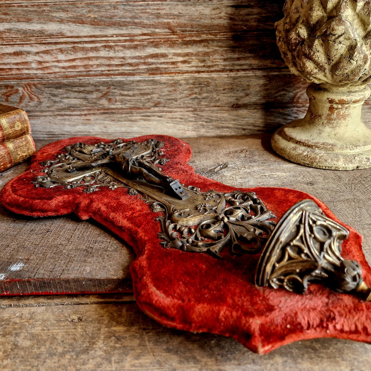 Bénitier-crucifix ancien français en velours rouge.
