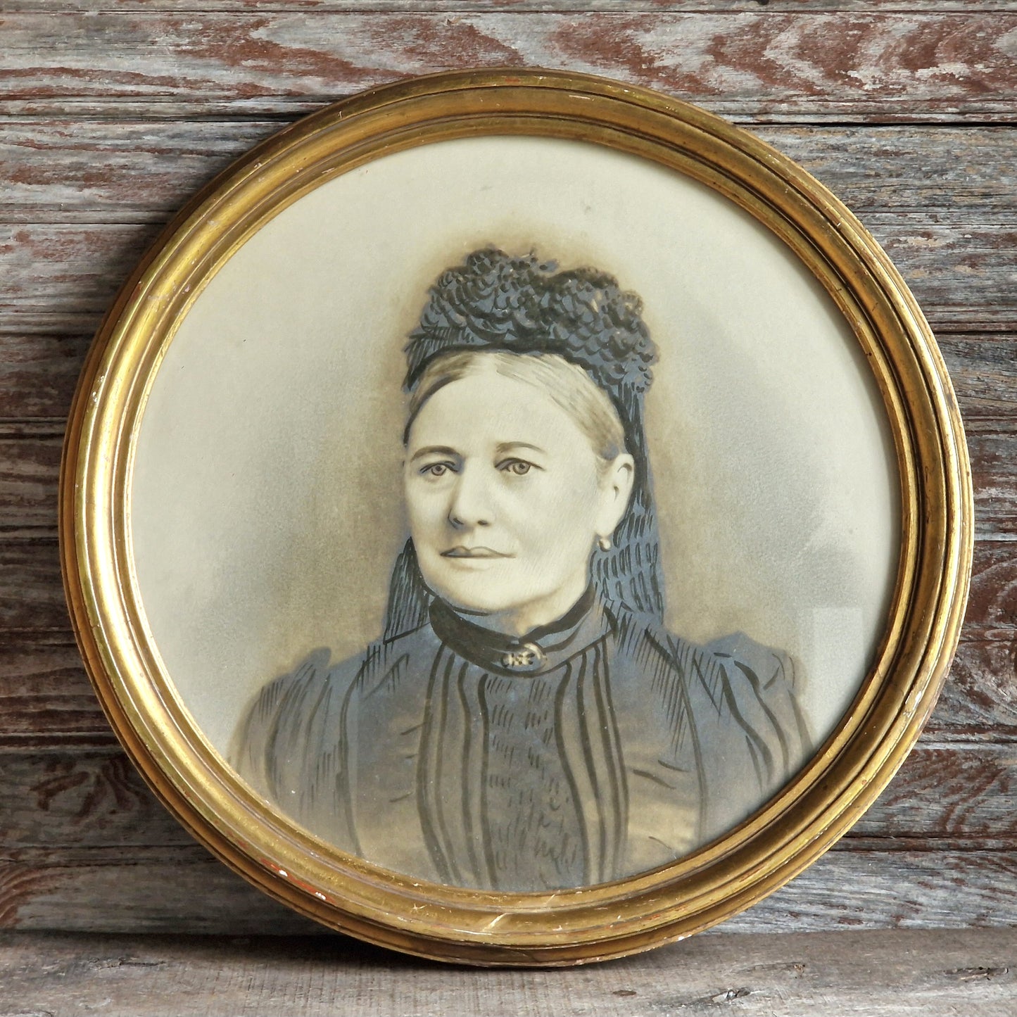 Gilt wood round framed Victorian photo.