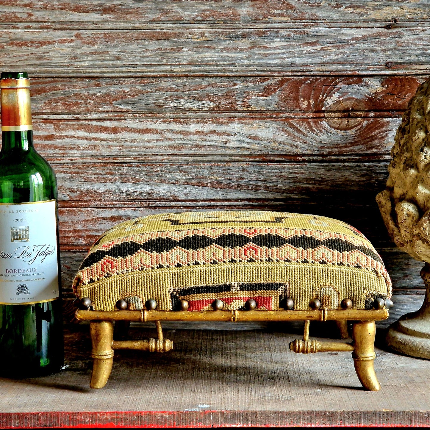 Tabouret à broderie au point de croix, ancien français, avec pieds dorés en faux bambou.