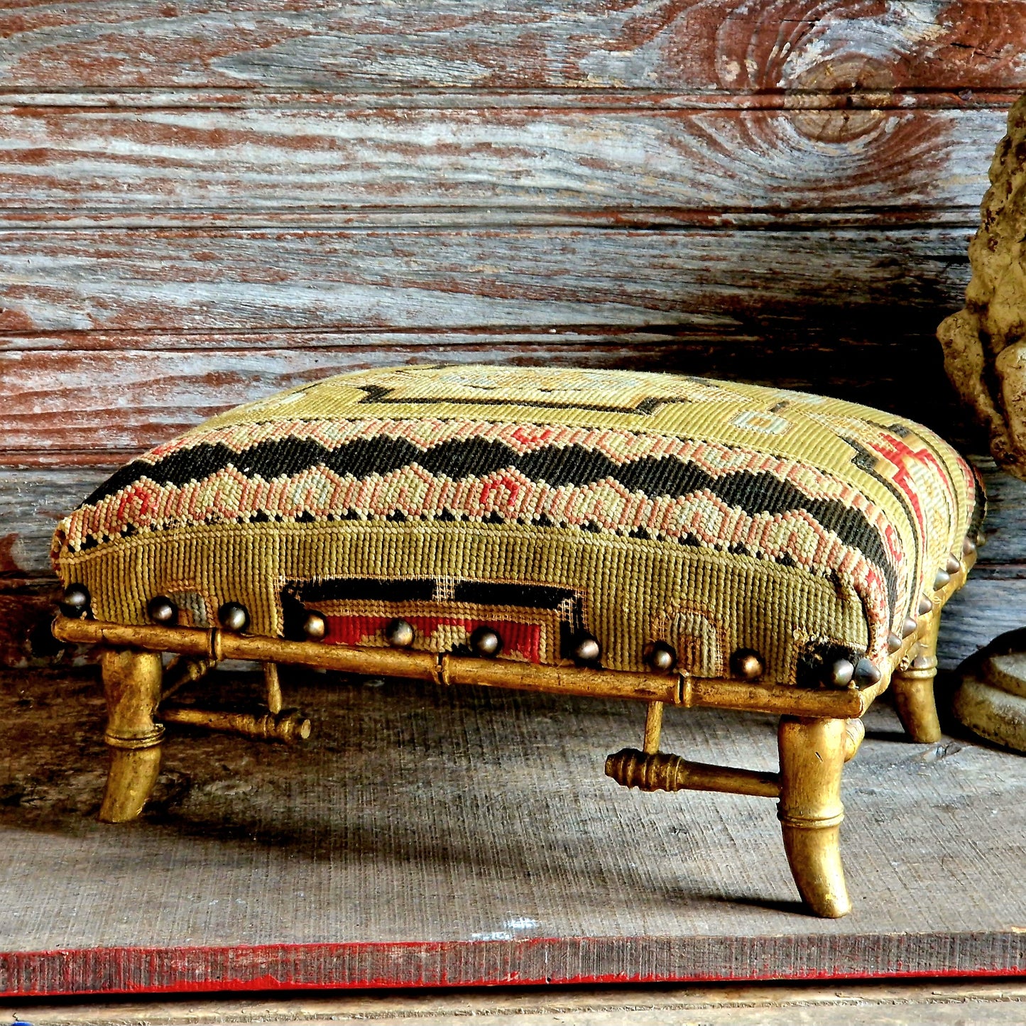 Tabouret à broderie au point de croix, ancien français, avec pieds dorés en faux bambou.