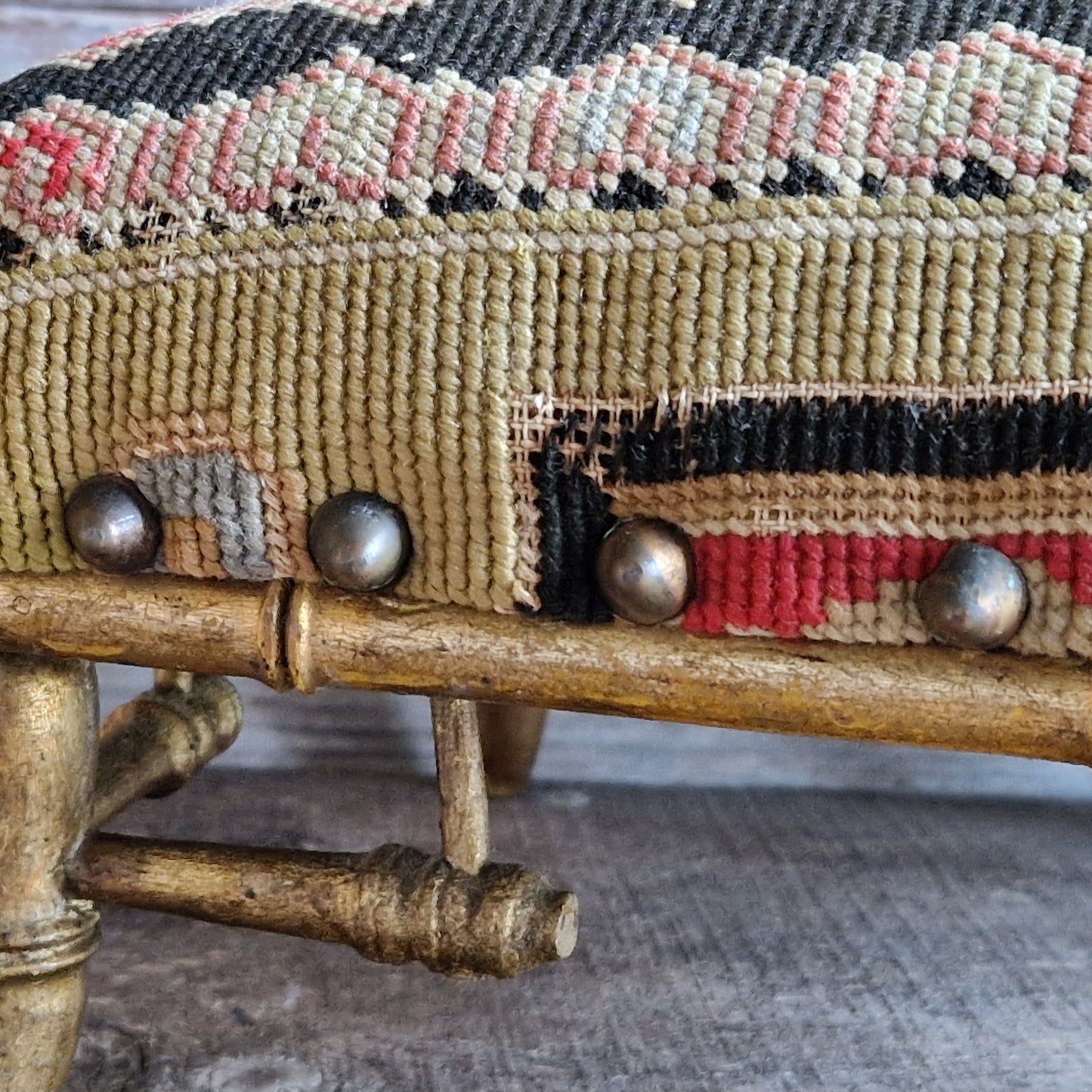 Tabouret à broderie au point de croix, ancien français, avec pieds dorés en faux bambou.