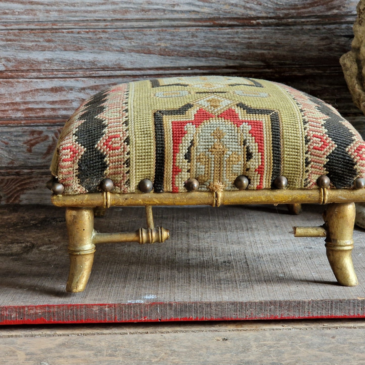 Tabouret à broderie au point de croix, ancien français, avec pieds dorés en faux bambou.