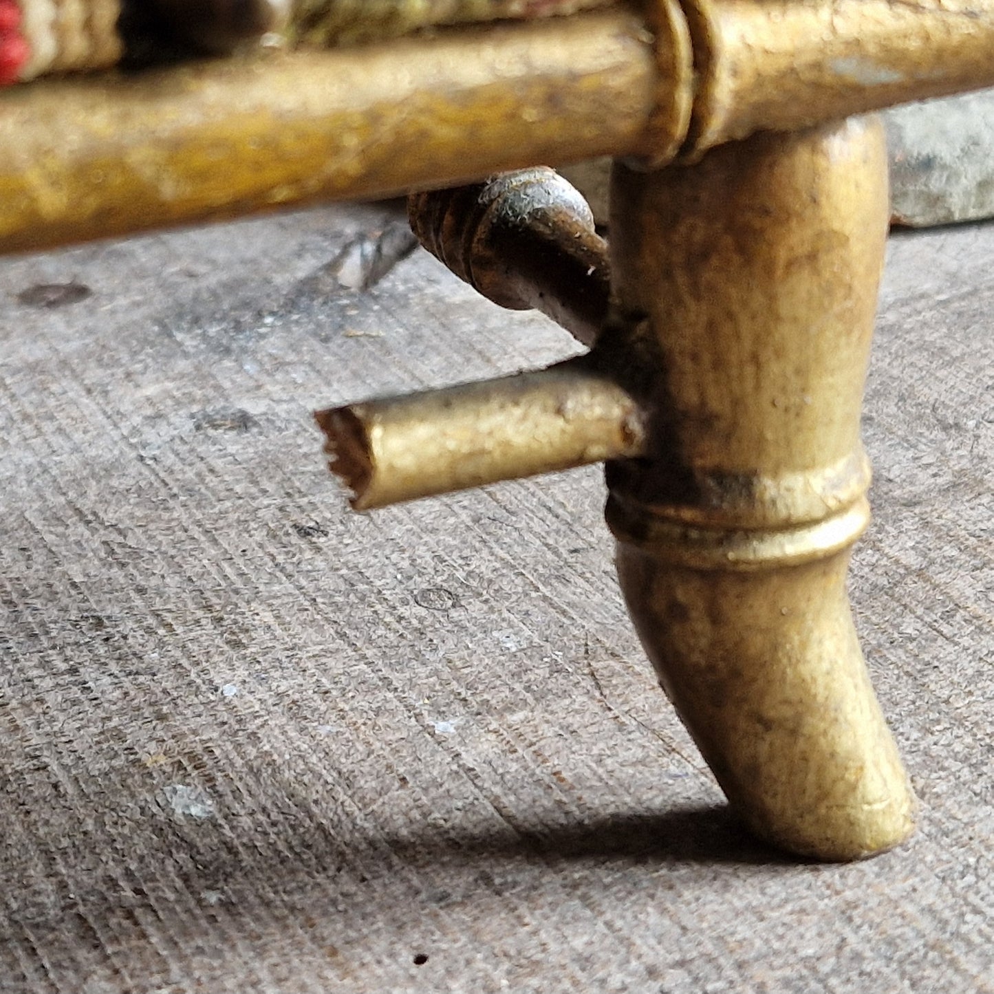 Tabouret à broderie au point de croix, ancien français, avec pieds dorés en faux bambou.