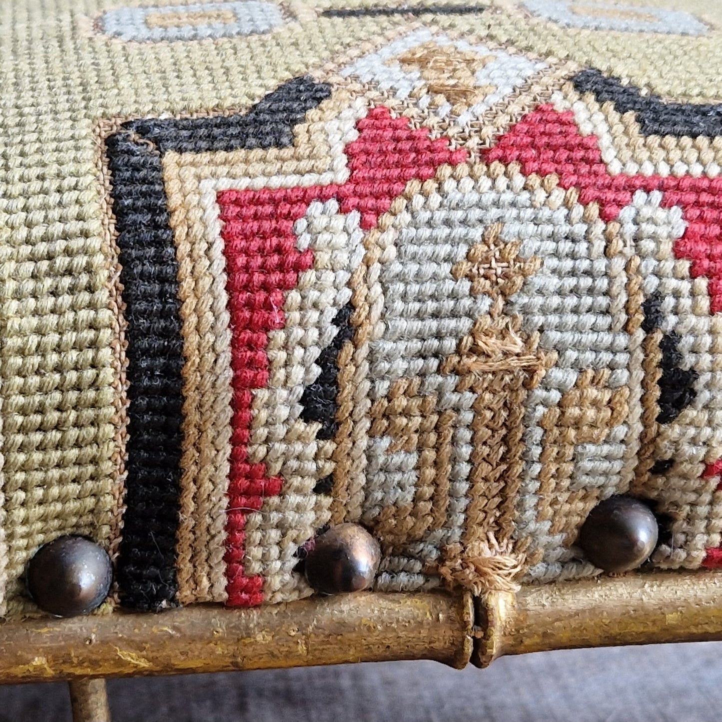 Tabouret à broderie au point de croix, ancien français, avec pieds dorés en faux bambou.