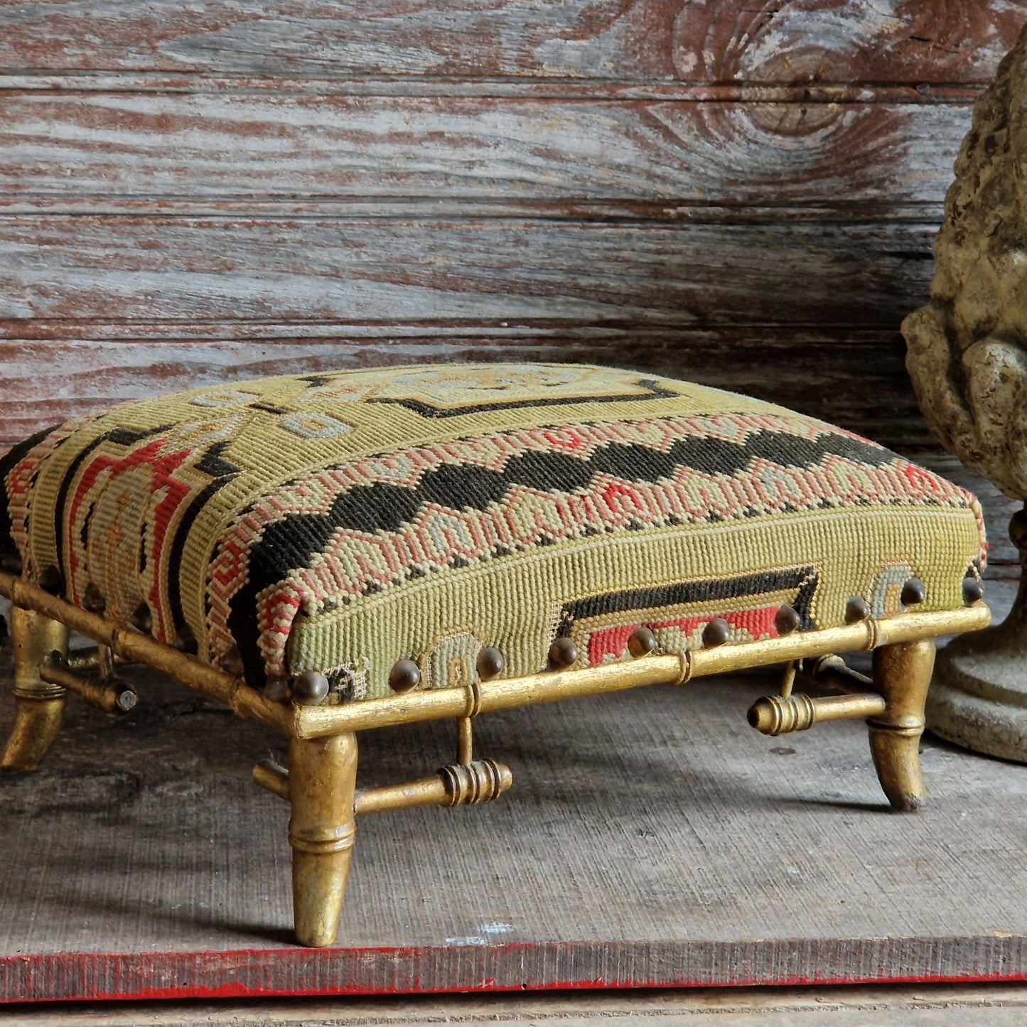 Tabouret à broderie au point de croix, ancien français, avec pieds dorés en faux bambou.