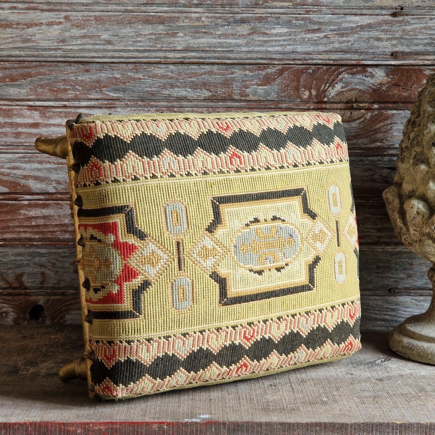 Tabouret à broderie au point de croix, ancien français, avec pieds dorés en faux bambou.