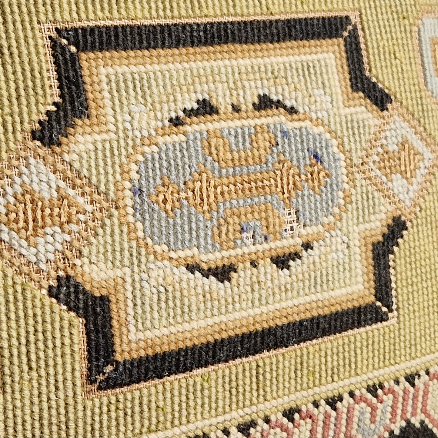 Tabouret à broderie au point de croix, ancien français, avec pieds dorés en faux bambou.